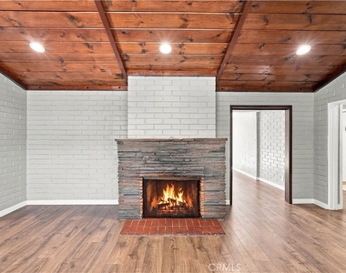 16020 Kittridge Street - Photo Thumbnail 4