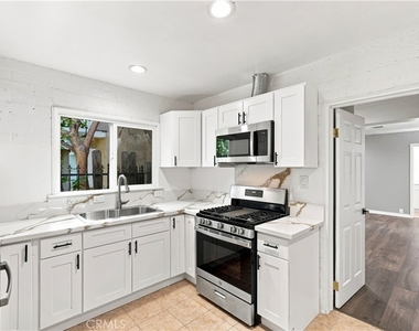 16020 Kittridge Street - Photo Thumbnail 7