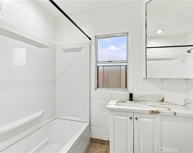 16020 Kittridge Street - Photo Thumbnail 20