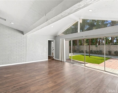16020 Kittridge Street - Photo Thumbnail 12