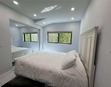 12838 1/2 Kling Street - Photo Thumbnail 7