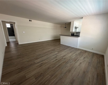 4358 Mammoth Avenue - Photo Thumbnail 3