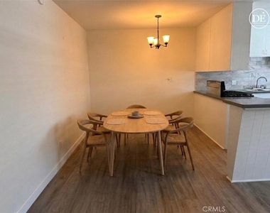4358 Mammoth Avenue - Photo Thumbnail 4