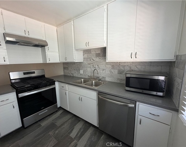 4358 Mammoth Avenue - Photo Thumbnail 6