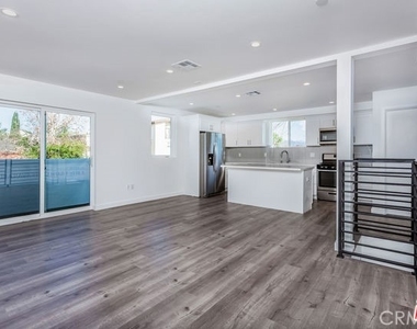 10916 Hesby Street - Photo Thumbnail 5