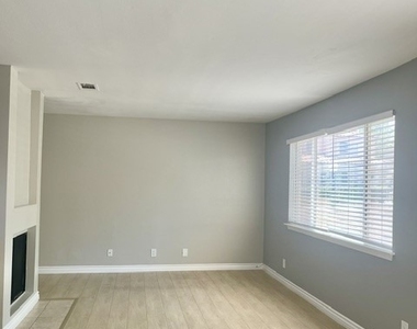 43469 W 30th Street W - Photo Thumbnail 5