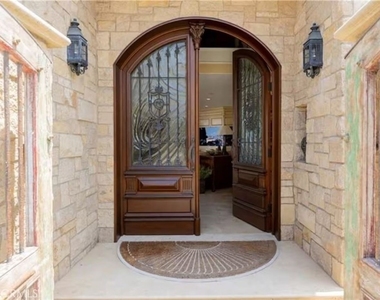 900 E Balboa Boulevard - Photo Thumbnail 2