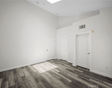 5521 Kester Avenue - Photo Thumbnail 14