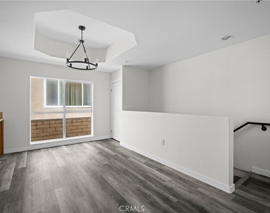 5521 Kester Avenue - Photo Thumbnail 8