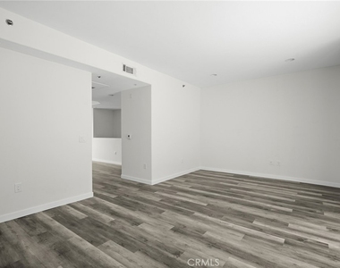 5521 Kester Avenue - Photo Thumbnail 7