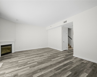 5521 Kester Avenue - Photo Thumbnail 4
