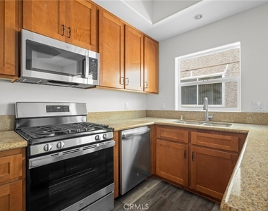 5521 Kester Avenue - Photo Thumbnail 9