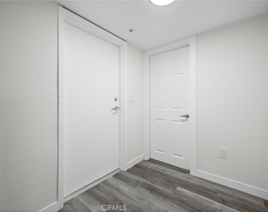 5521 Kester Avenue - Photo Thumbnail 22