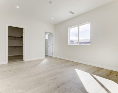 7408 Radford Ave - Photo Thumbnail 16