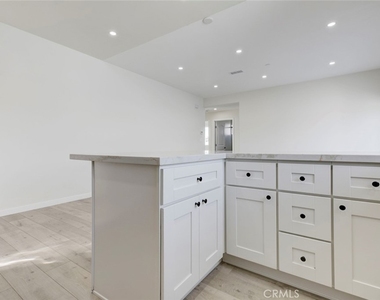 7408 Radford Ave - Photo Thumbnail 6