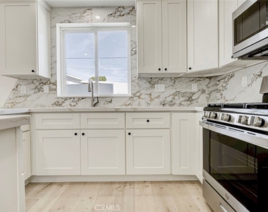 7408 Radford Ave - Photo Thumbnail 5