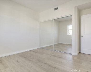 7408 Radford Ave - Photo Thumbnail 13