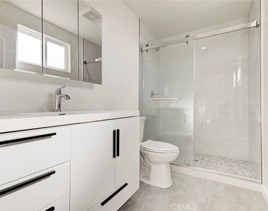 7408 Radford Ave - Photo Thumbnail 18