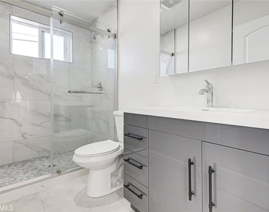 7408 Radford Ave - Photo Thumbnail 11