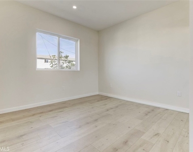 7408 Radford Ave - Photo Thumbnail 12