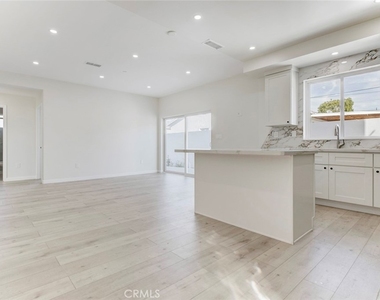 7408 Radford Ave - Photo Thumbnail 4