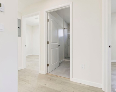7408 Radford Ave - Photo Thumbnail 10