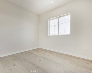 7408 Radford Ave - Photo Thumbnail 14