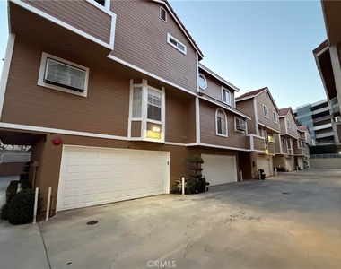 329 Genoa Street - Photo Thumbnail 3