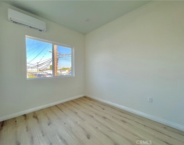 938 E Sandra Avenue - Photo Thumbnail 9