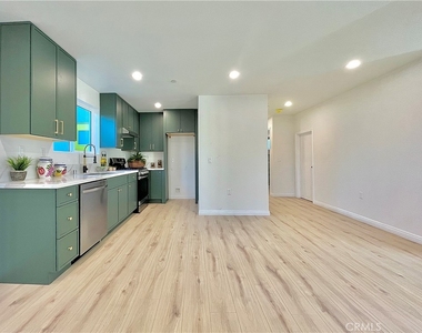 938 E Sandra Avenue - Photo Thumbnail 5