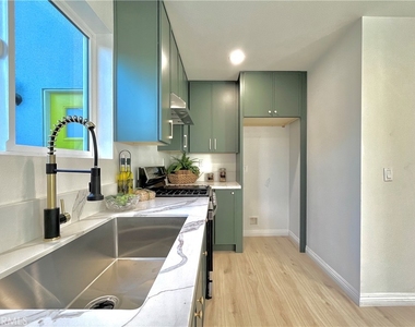 938 E Sandra Avenue - Photo Thumbnail 3