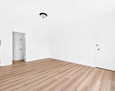 4777 San Vicente Boulevard - Photo Thumbnail 2
