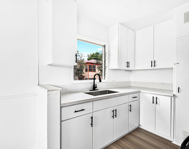 4777 San Vicente Boulevard - Photo Thumbnail 3
