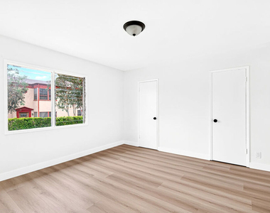 4777 San Vicente Boulevard - Photo Thumbnail 10