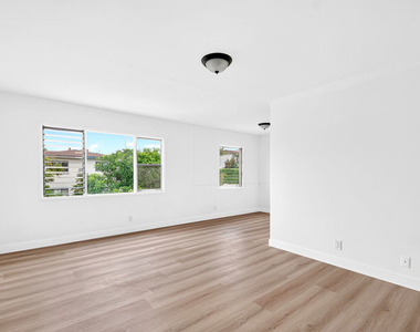 4777 San Vicente Boulevard - Photo Thumbnail 8
