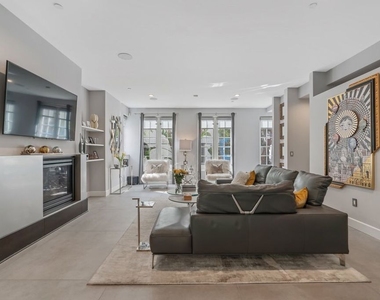 1250 N Harper Avenue - Photo Thumbnail 5