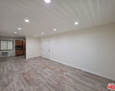 1224 N Fairfax Avenue - Photo Thumbnail 4