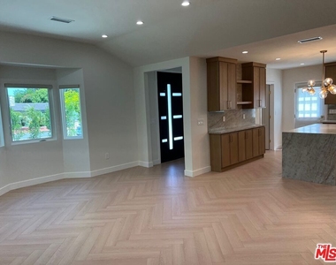 13338 Magnolia Boulevard - Photo Thumbnail 7