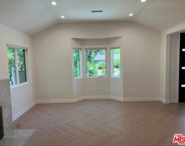 13338 Magnolia Boulevard - Photo Thumbnail 8