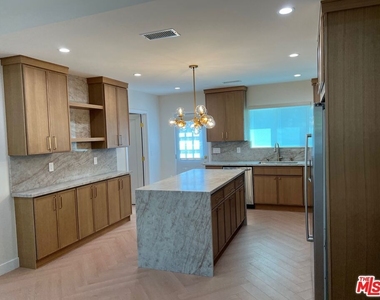 13338 Magnolia Boulevard - Photo Thumbnail 13