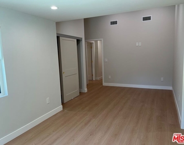 13338 Magnolia Boulevard - Photo Thumbnail 36