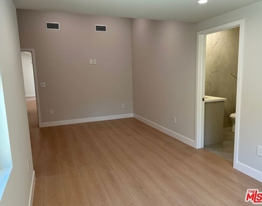 13338 Magnolia Boulevard - Photo Thumbnail 37