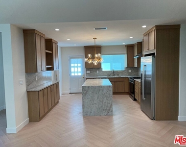 13338 Magnolia Boulevard - Photo Thumbnail 12