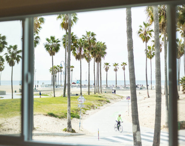 1313 Ocean Front Walk - Photo Thumbnail 15