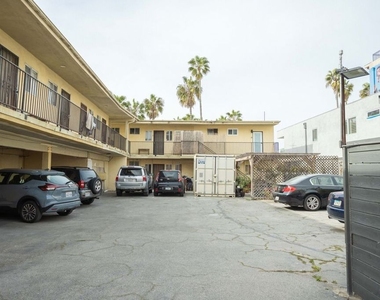 1313 Ocean Front Walk - Photo Thumbnail 17