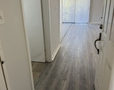 941 N Kingsley Drive - Photo Thumbnail 2