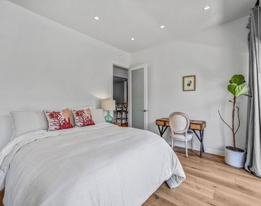 999 N Doheny Drive - Photo Thumbnail 9