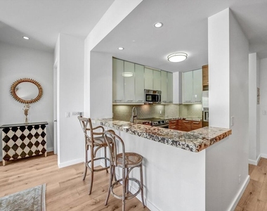 999 N Doheny Drive - Photo Thumbnail 4