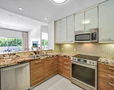 999 N Doheny Drive - Photo Thumbnail 3
