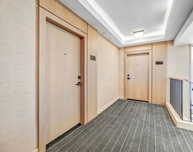 999 N Doheny Drive - Photo Thumbnail 16